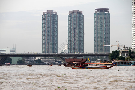 泰国曼谷ChaoPhraya河上的建筑物和桥梁图片