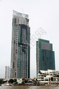 泰国曼谷河岸上的新摩天大楼图片