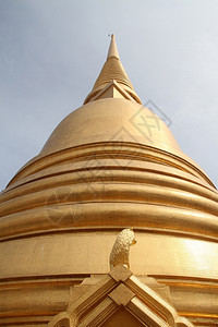 泰国曼谷金佛塔和狮子雕像图片