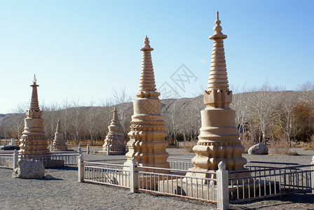 莫高洞穴附近的Stupas高清图片