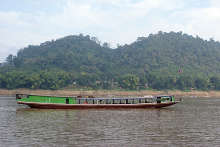 老挝河上长船图片