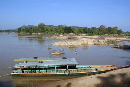 老挝湄公河上的船只图片