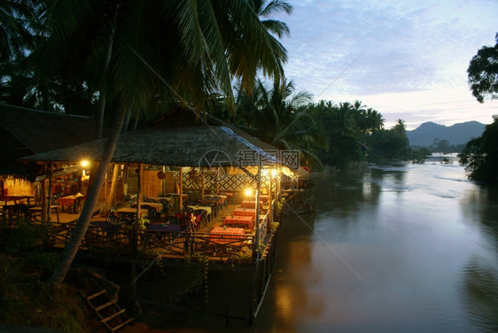 南老挝湄公河上的餐馆图片