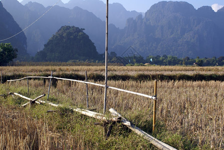 田地和岩石上的栅栏图片