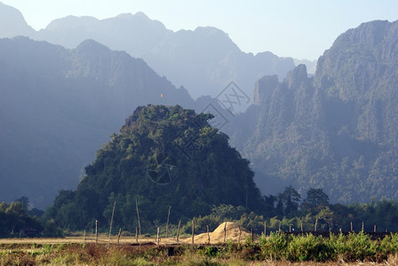 北老挝的岩石和山区图片