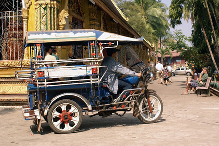 老挝万象佛教瓦的TukTukTuk背景图片