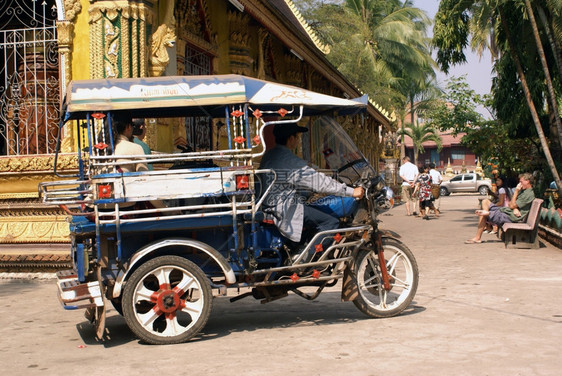 老挝万象佛教瓦的TukTukTuk图片