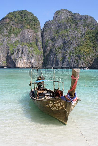 泰国KoPhiPhi岛岩石附近海滩上的船图片