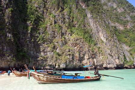 泰国KoPhiPhi岛海滩上的船图片