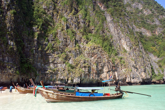 泰国KoPhiPhi岛海滩上的船图片