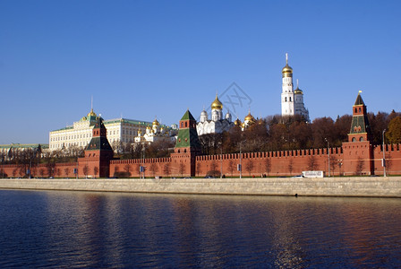俄罗斯莫科克里姆林宫墙和河流图片