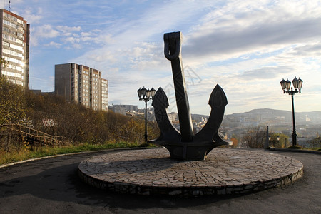 俄罗斯摩尔曼克山丘上纪念黑锚和楼梯图片
