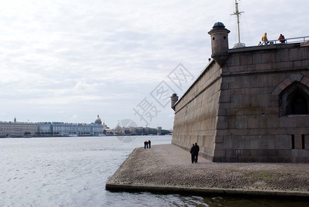 俄罗斯圣彼得堡的涅瓦河和彼得罗巴甫洛夫斯卡亚公园高清图片