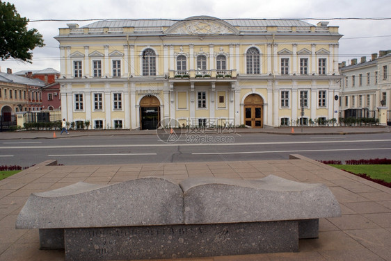 俄罗斯圣彼得堡的石头书和街道图片