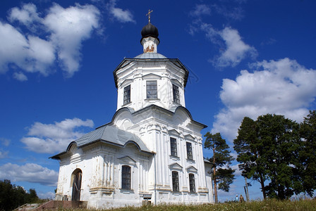 在俄罗斯塞利热的尼洛娃普斯汀带金十字的白教堂图片