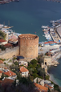 土耳其艾伦亚海岸红塔和海滨的木马图片
