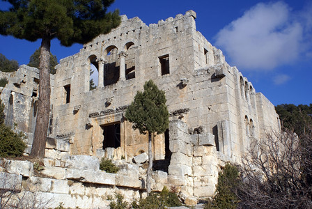 土耳其南部Alahan修道院大树和废墟图片