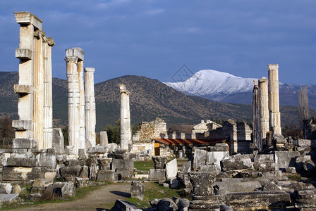 土耳其Aphrodisias旧寺庙和雪山的废墟图片