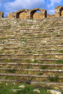 土耳其Aphrodisias旧体育场的草和排席位图片
