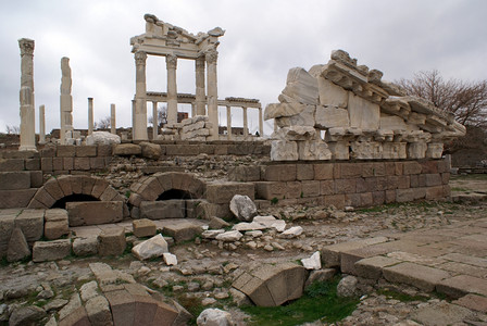 土耳其伯加马特拉詹寺庙的废墟图片