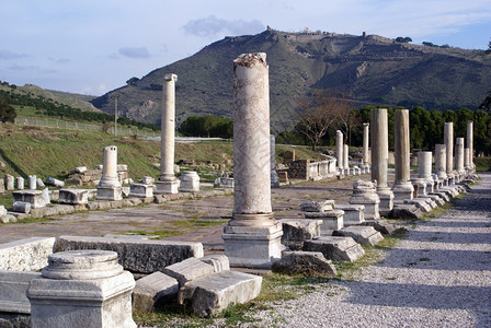 土耳其贝加马Asklepion的大理石柱图片