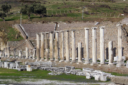 土耳其Bergama的Asklepios寺庙废墟的柱子和剧院图片