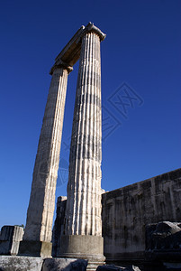 关于土耳其迪姆阿波罗寺庙废墟的两栏图片