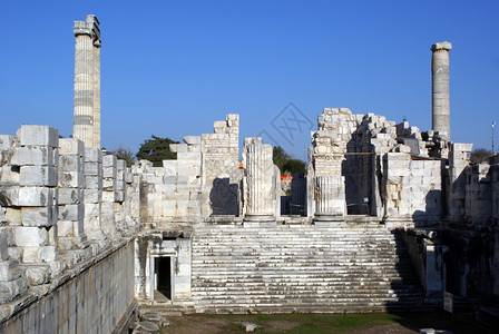 土耳其迪马阿波罗寺庙的墙壁和步骤图片