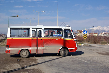 土耳其卡拉曼路上的肮脏小公共汽车图片