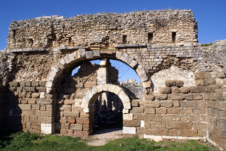土耳其Miletus的大门废墟和天空图片