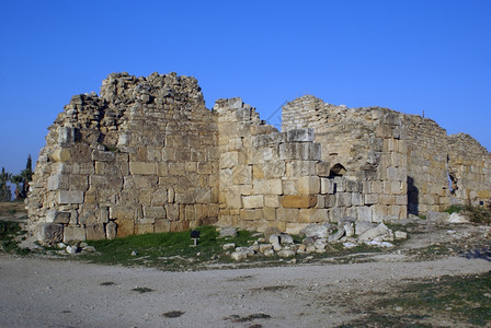 土耳其帕穆卡勒附近的希拉波利斯墙废墟图片