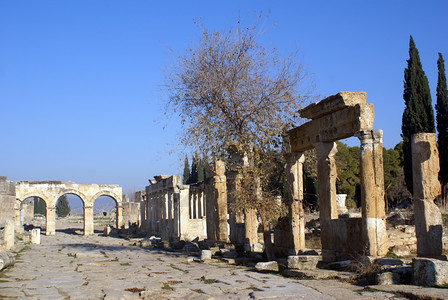 土耳其Pamukkale附近的Hierapolis有柱廊的街道图片