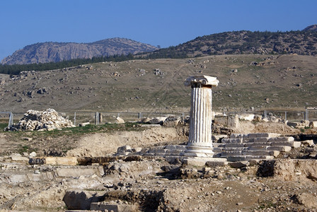 土耳其Pamukkale附近的Hierapolis圆柱和遗迹图片