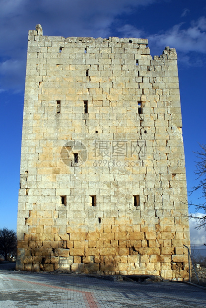 西里夫克附近Uzunjaburch的旧石塔和树图片