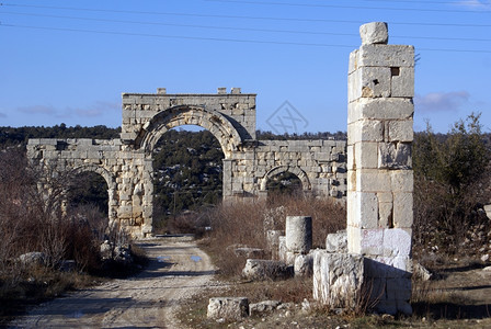 土耳其西里夫克附近的Uzunjanurch公路和大门图片