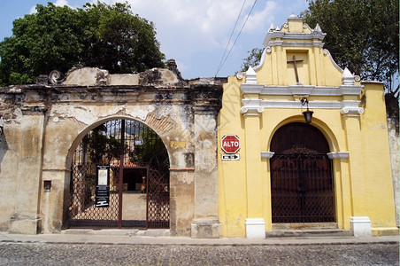 进入危地马拉安提瓜教堂图片