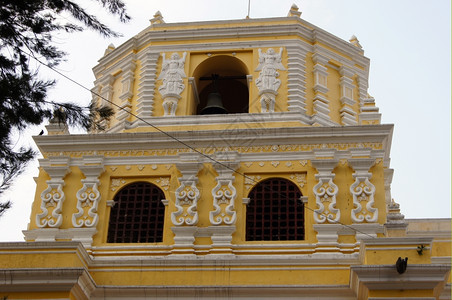 在危地马拉安提瓜的LaMerced教堂顶部图片