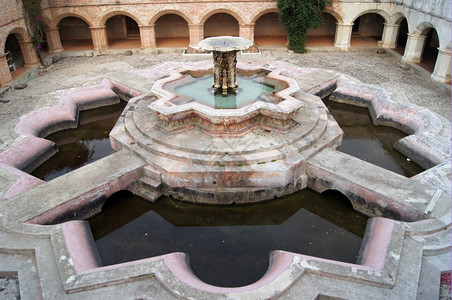 危地马拉安提瓜LaMerced女修道院的大喷泉图片