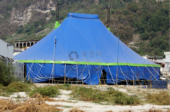 为马戏团或山附近事件提供非常大的蓝色帐篷图片