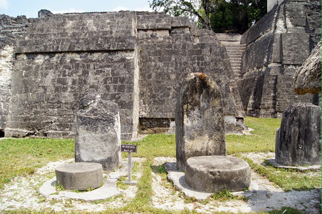 危地马拉蒂卡尔旧寺庙墙附近的Buig石块图片