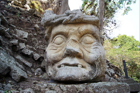 洪都拉斯科潘废墟上的老男人石头图片