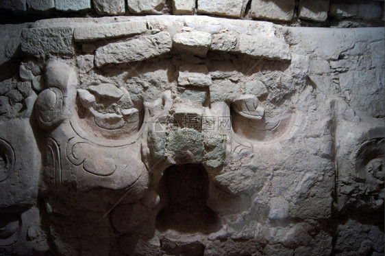 在霍德纳州科潘的隧道里玛雅勇士的石脸图片