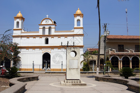 洪都拉斯CopanRuinas镇主要广场上的旧白教堂图片