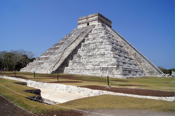 墨西哥奇琴伊察的库库尔坎金字塔和地下挖掘图片