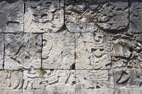 墨西哥尤卡坦州ChichenItza寺庙石上的雕刻图片