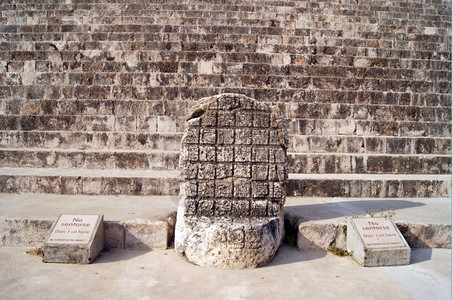 墨西哥Uxmal的尼姑房里写着字母和楼梯的大石头图片