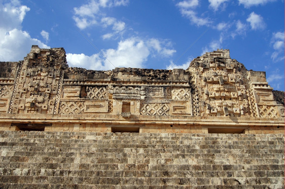 墨西哥Uxmal的尼姑房寺庙和楼梯图片