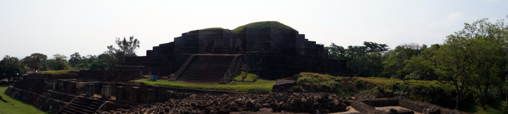 萨尔瓦多Tazxumal大玛雅金字塔全景图片