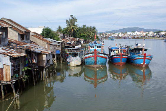 越南NhaTrang的船和房屋图片