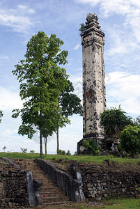 越南Hue附近皇家建筑群中的塔楼梯和树图片